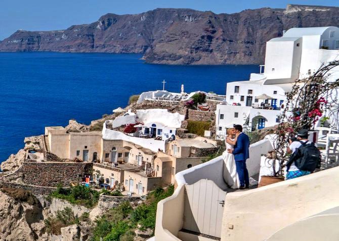 Minimoon in Santorini, Greece