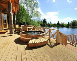 Log House Holidays - lob cabin with hot tub